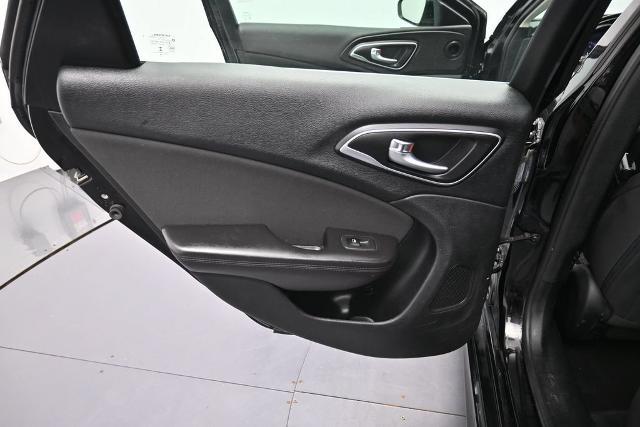 2015 Chrysler 200 - $8,898