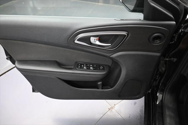 2016 Chrysler 200 - $10,488