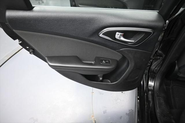 2016 Chrysler 200 - $10,488