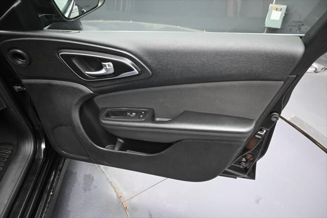 2016 Chrysler 200 - $10,488