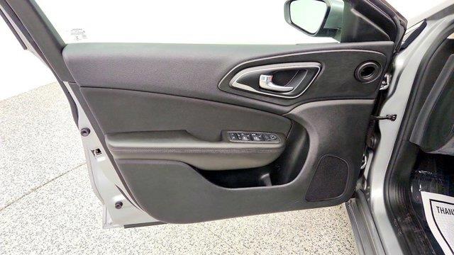 2015 Chrysler 200 - $3,995