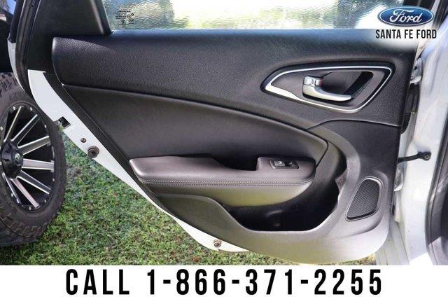 2017 Chrysler 200 - $7,581