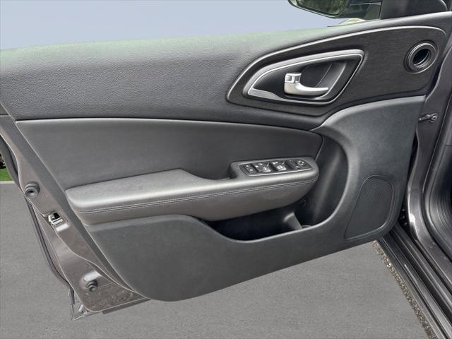 2017 Chrysler 200 - $14,000