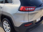 2017 Cherokee Thumbnail 32