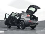 2016 Cherokee Thumbnail 32