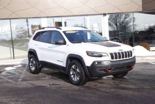 2019 Jeep Cherokee with Bright White Clearcoat Exterior