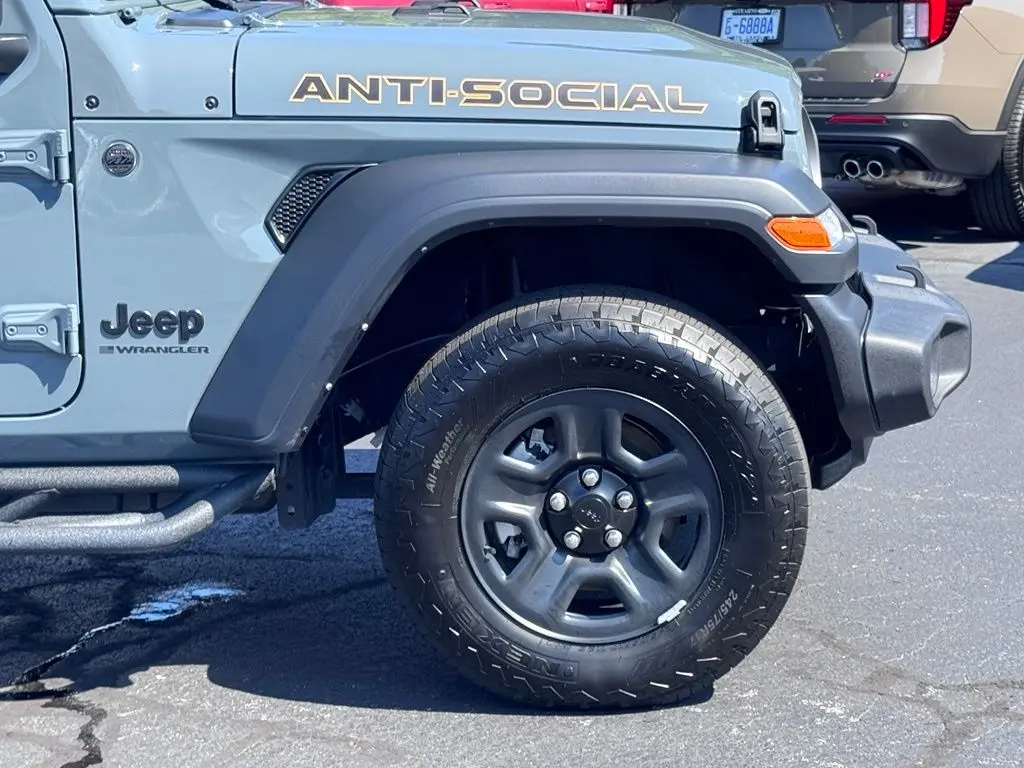 2025 Jeep Wrangler - $29,281