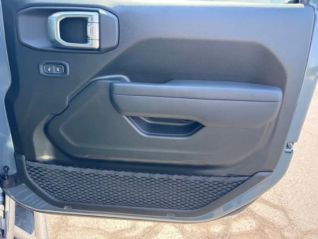 2025 Jeep Wrangler - $29,281