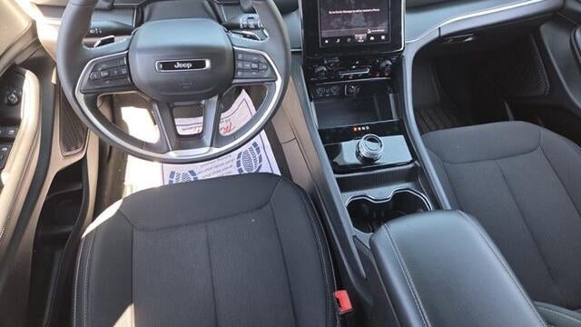 2025 Jeep Grand Cherokee Laredo A