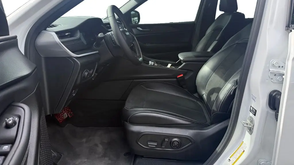 2025 Jeep Grand Cherokee Laredo A