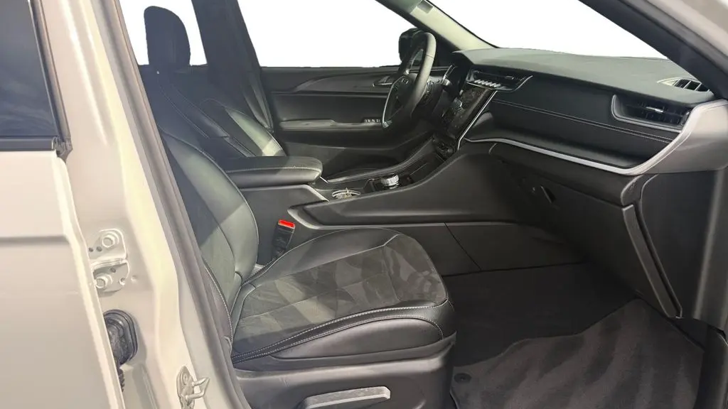 2025 Jeep Grand Cherokee Laredo A