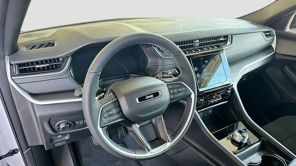 2025 Jeep Grand Cherokee Laredo A