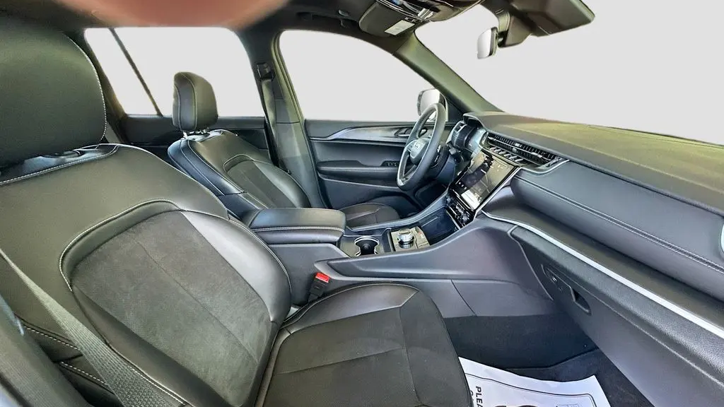 2025 Jeep Grand Cherokee Laredo A