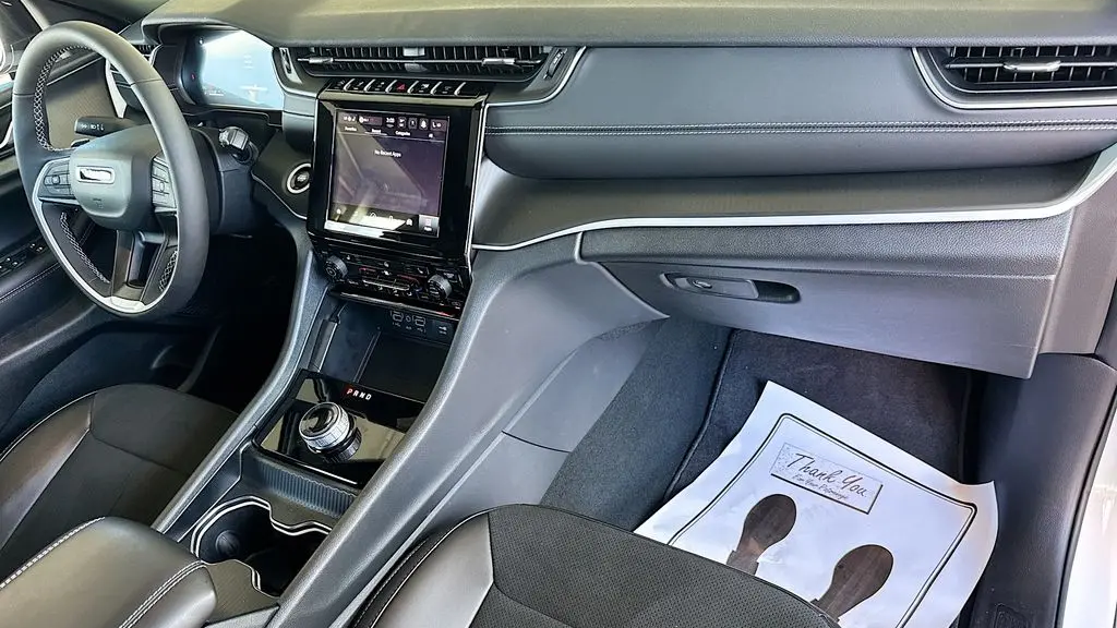 2025 Jeep Grand Cherokee Laredo A