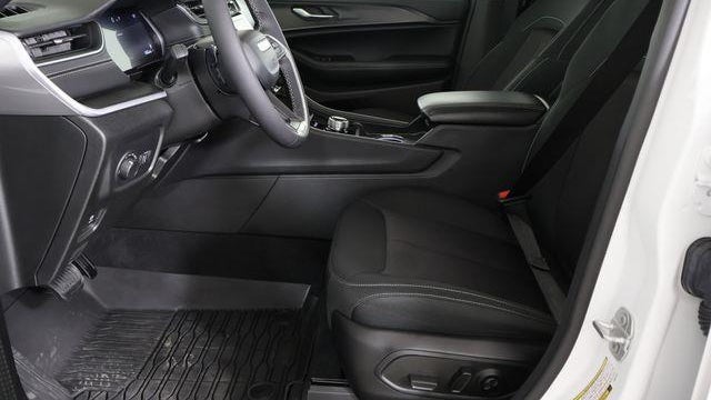 2025 Jeep Grand Cherokee Laredo A
