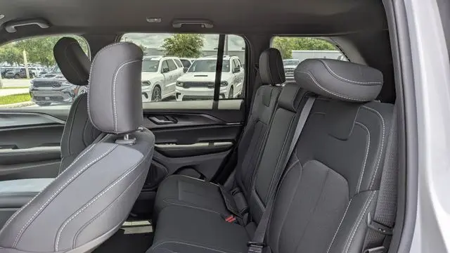 2026 Jeep Grand Cherokee Laredo