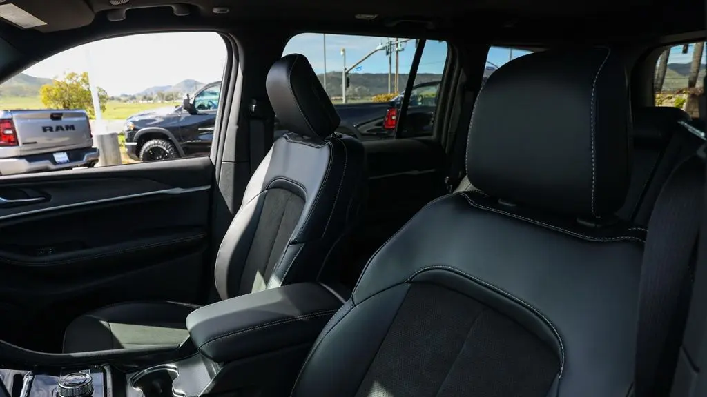 2026 Jeep Grand Cherokee Altitude