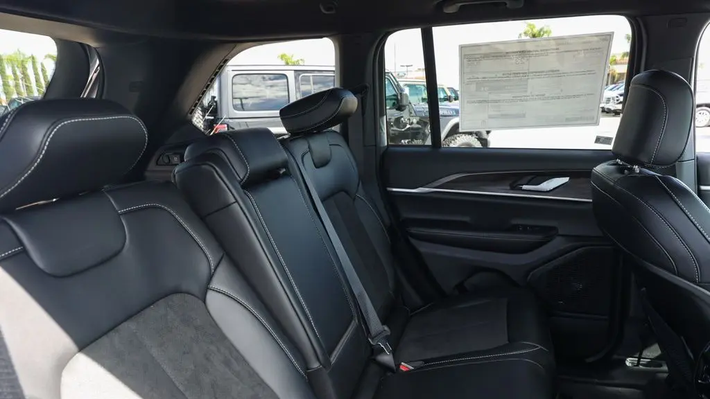 2026 Jeep Grand Cherokee Altitude