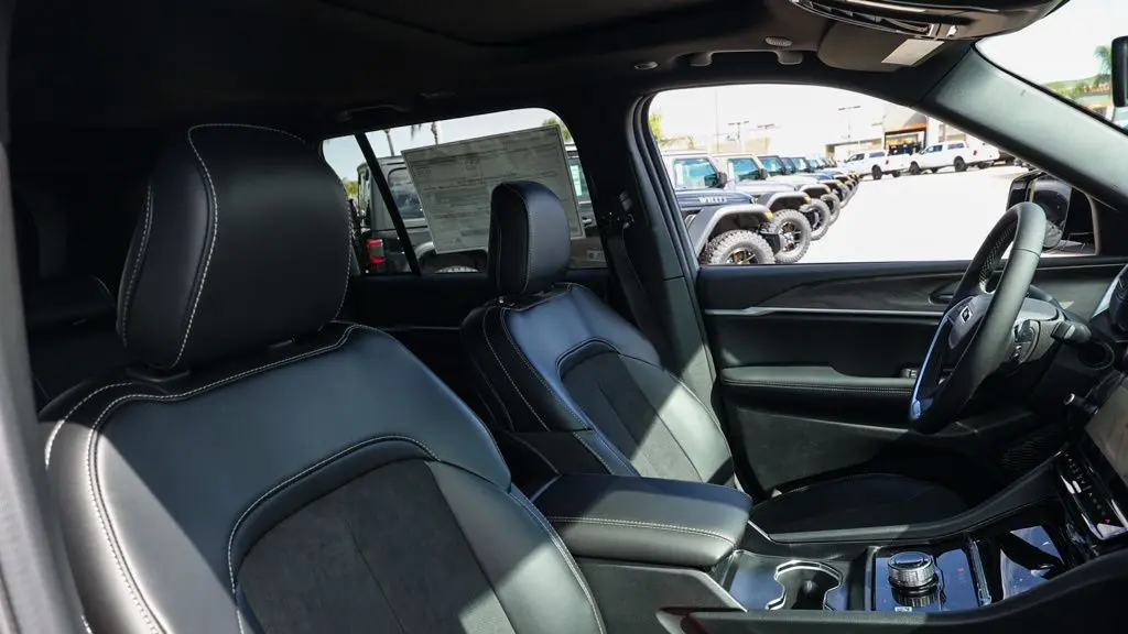 2026 Jeep Grand Cherokee Altitude