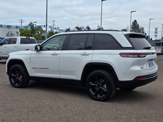2025 Jeep Grand Cherokee Laredo — photo 1 of 24