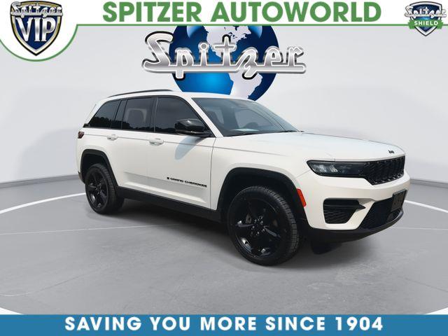 2023 Jeep Grand Cherokee Laredo — photo 1 of 23