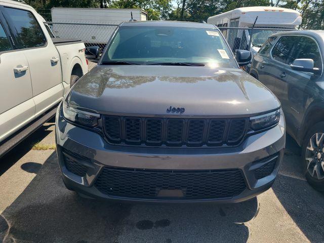 2025 Jeep Grand Cherokee Laredo — photo 1 of 3