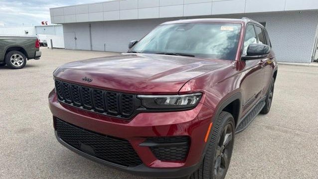 2025 Jeep Grand Cherokee Laredo