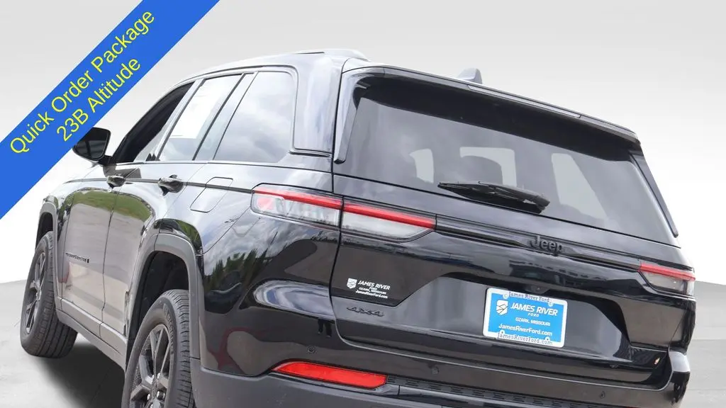 2025 Jeep Grand Cherokee Laredo