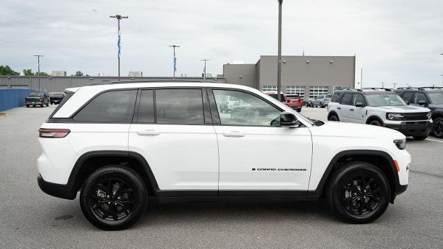 2025 Jeep Grand Cherokee Laredo