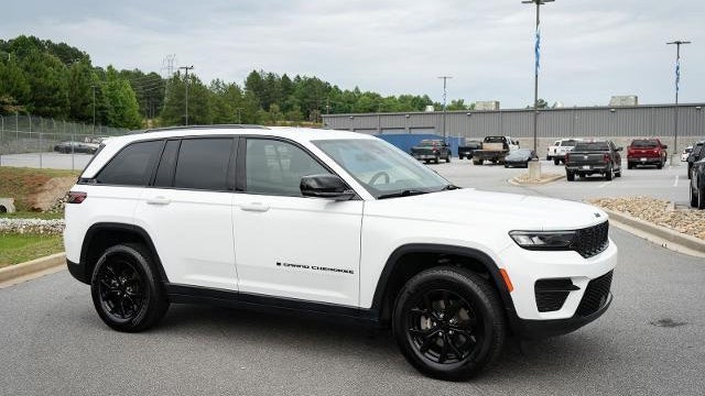 2025 Jeep Grand Cherokee Laredo