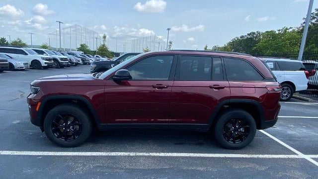 2025 Jeep Grand Cherokee Laredo