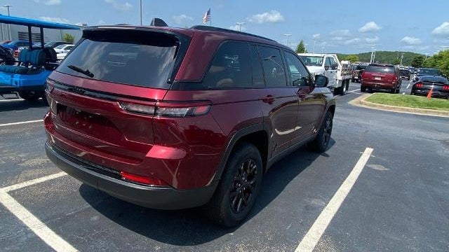 2025 Jeep Grand Cherokee Laredo
