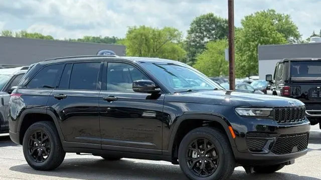 2025 Jeep Grand Cherokee Laredo