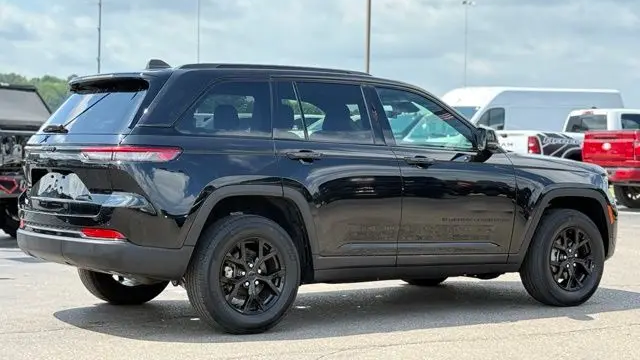 2025 Jeep Grand Cherokee Laredo