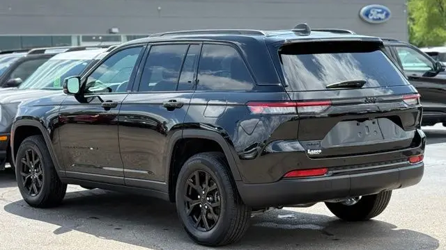 2025 Jeep Grand Cherokee Laredo