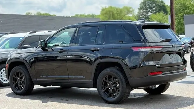 2025 Jeep Grand Cherokee Laredo