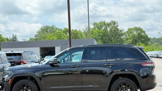 2025 Jeep Grand Cherokee Laredo