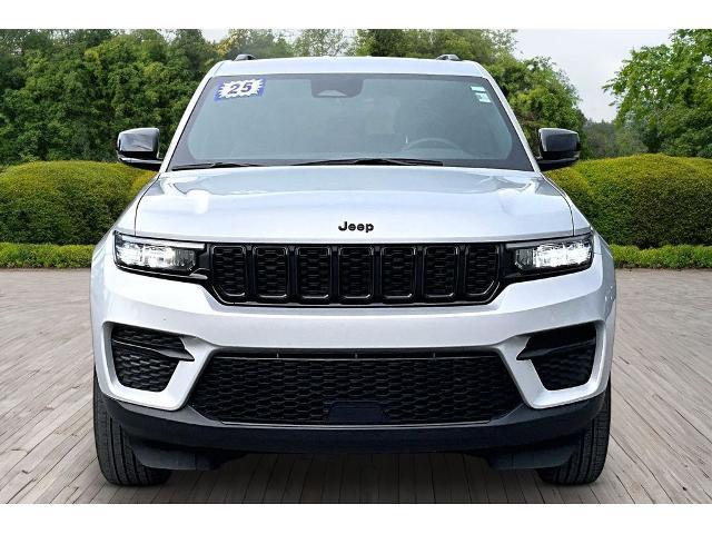 2025 Jeep Grand Cherokee Laredo — photo 1 of 12