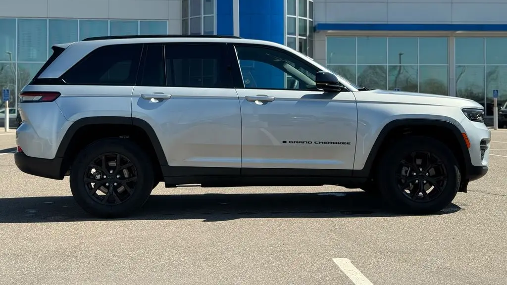 2025 Jeep Grand Cherokee Laredo
