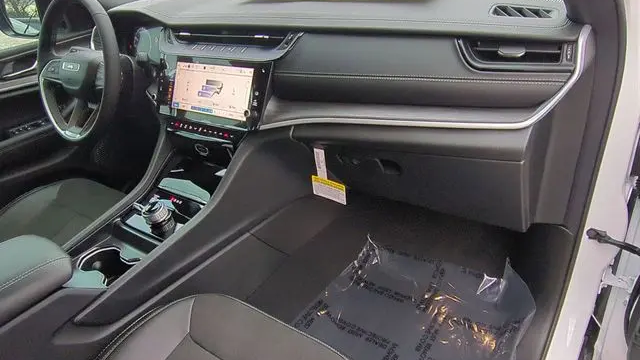 2026 Jeep Grand Cherokee Altitude