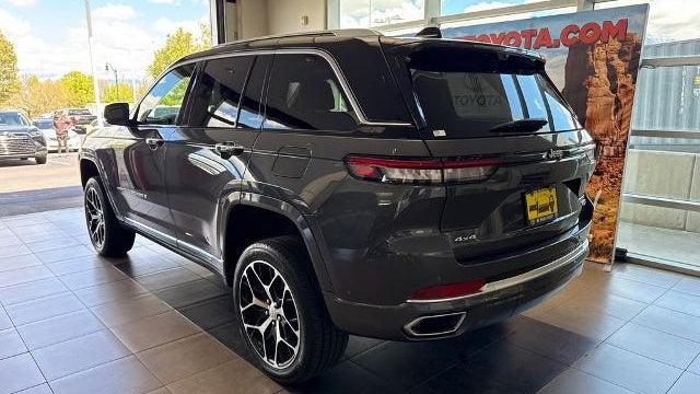 2022 Jeep Grand Cherokee Summit