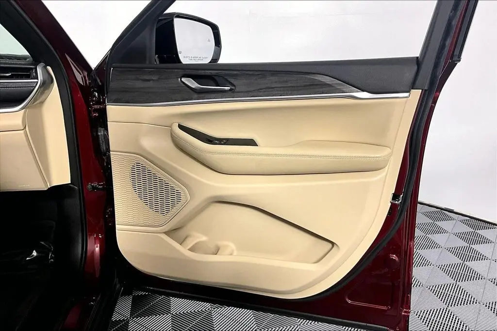 2025 Jeep Cherokee - $39,941