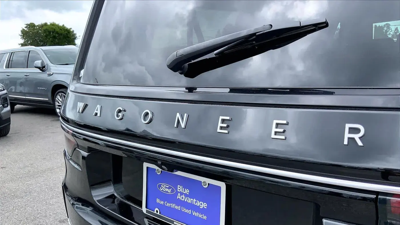 2023 Jeep Wagoneer L Base