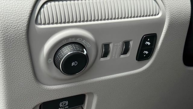 2023 Jeep Wagoneer Base