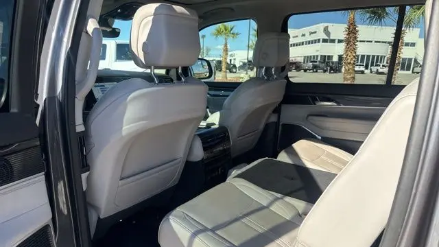 2024 Jeep Wagoneer Base