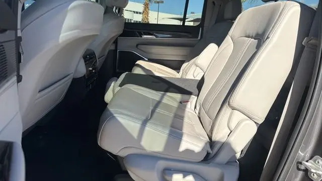 2024 Jeep Wagoneer Base