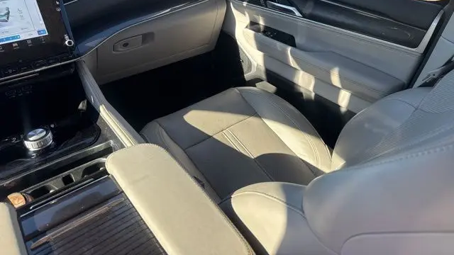 2024 Jeep Wagoneer Base