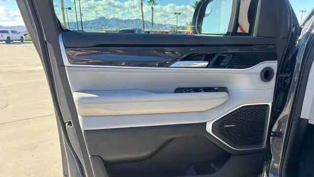 2024 Jeep Wagoneer Base