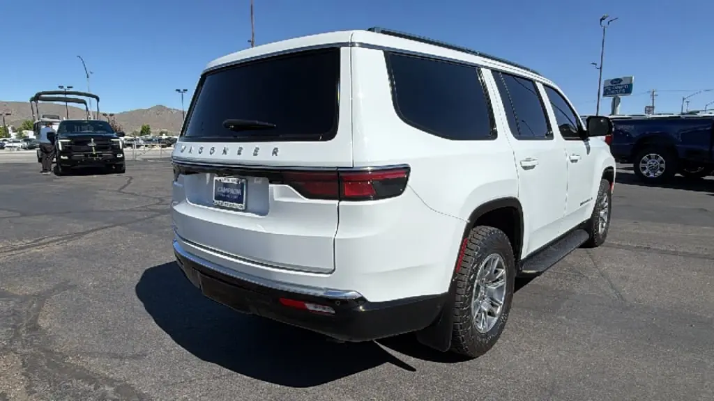 2023 Jeep Wagoneer Base