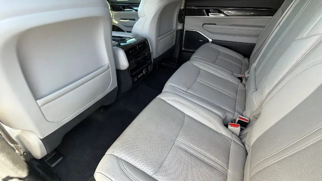 2023 Jeep Wagoneer Base